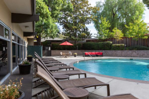 Serviced apartments in Palo Alto with the pool side