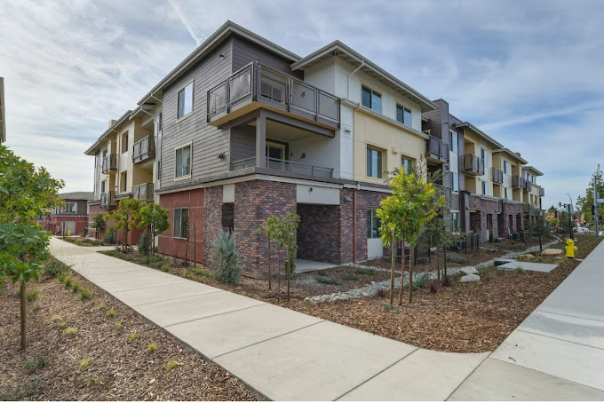 building that provides short-term and temporary housing in the city next to Stanford