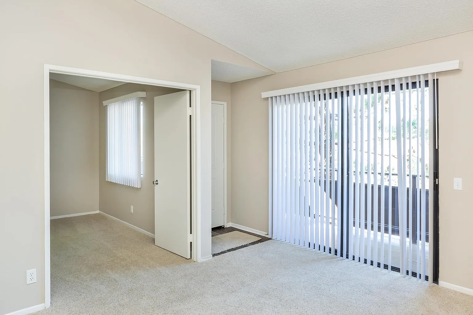 Emerald Court sample image of Lake Forest short term housing